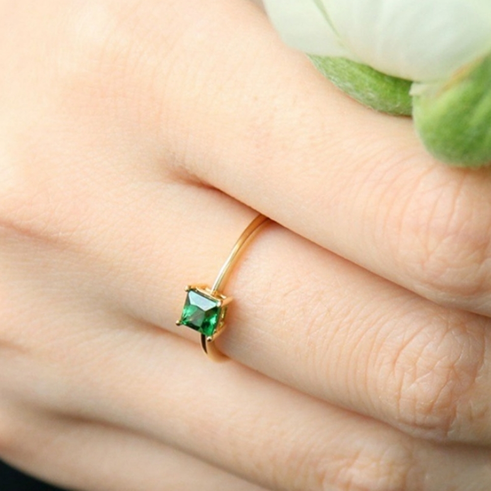 Emerald Goldtone Ring - Picture 2 of 4